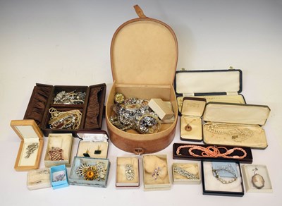 Lot 106 - Collection of costume jewellery