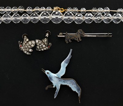 Lot 104 - Small group of jewellery comprising an enamelled silver seagull brooch