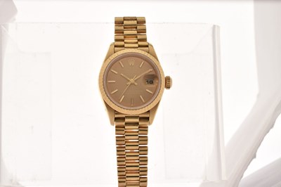 Lot 79 - Rolex - Lady's 18K gold Datejust chronometer bracelet watch, ref. 69178