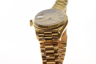 Lot 79 - Rolex - Lady's 18K gold Datejust chronometer bracelet watch, ref. 69178