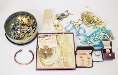 Lot 95 - Small group of costume jewellery