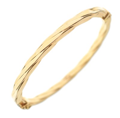 Lot 62 - 9ct gold hollow hinged bangle