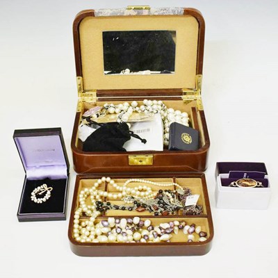 Lot 107 - Quantity of costume jewellery