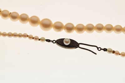 Lot 72 - Graduated row of  cultured pearls