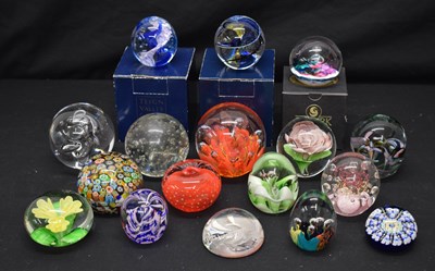 Lot 369 - Collection of late 20th century glass paperweights