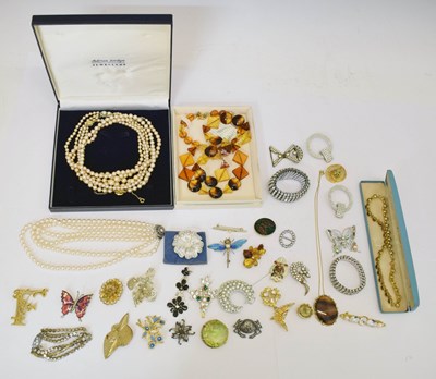 Lot 85 - Large group of costume jewellery