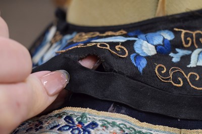 Lot 331 - Chinese silk 'dragon' robe