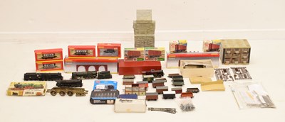 Lot 256 - Mixed group of 00 gauge railway trainset items