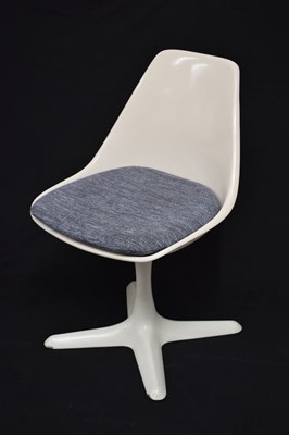 Lot 481 - Maurice Burke for Arkana - Circa 1960s extending Tulip table