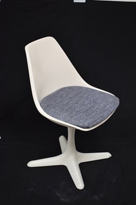 Lot 481 - Maurice Burke for Arkana - Circa 1960s extending Tulip table