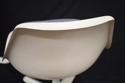 Lot 481 - Maurice Burke for Arkana - Circa 1960s extending Tulip table