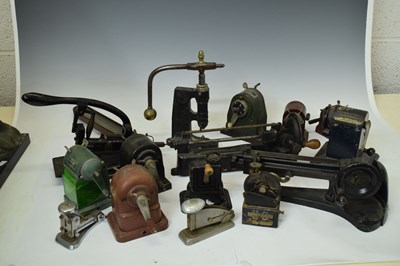Lot 194 - Daude No.11 Paris cast iron hand operated punch