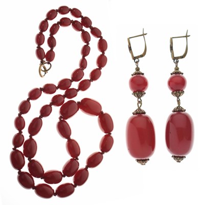 Lot 94 - Cherry 'amber' bakelite oval bead necklace and a pair of similar drop earrings