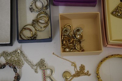 Lot 92 - Quantity of costume jewellery