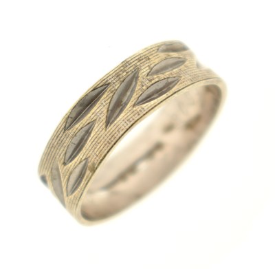 Lot 35 - 9ct white gold wedding band