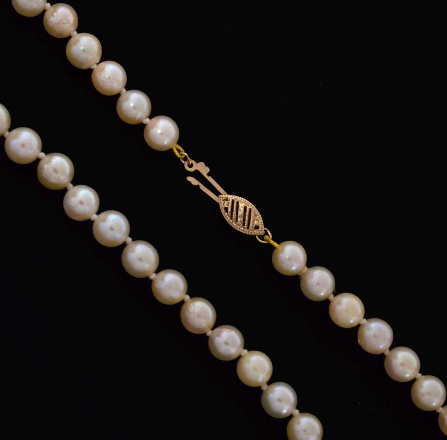 Lot 49 - Cultured pearl necklace