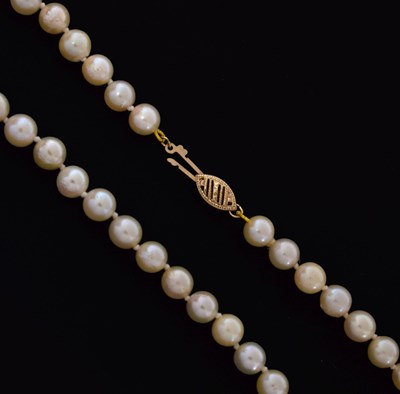 Lot 49 - Cultured pearl necklace