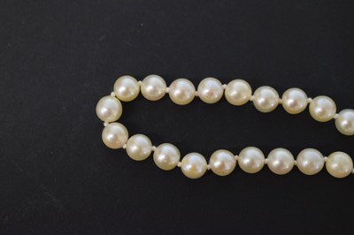 Lot 49 - Cultured pearl necklace