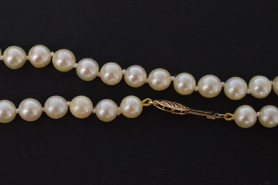 Lot 49 - Cultured pearl necklace