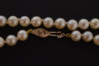 Lot 49 - Cultured pearl necklace