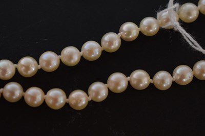 Lot 49 - Cultured pearl necklace