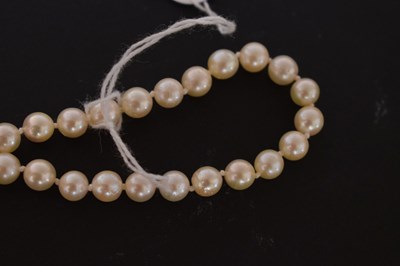 Lot 49 - Cultured pearl necklace