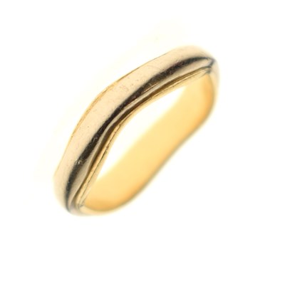 Lot 29 - Bi-colour gold wavy ring