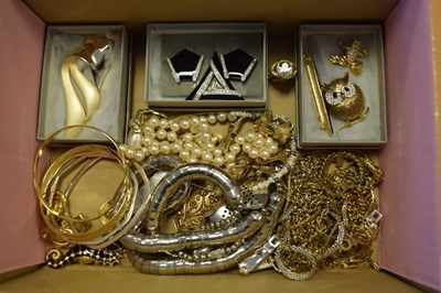 Lot 104 - Assorted costume jewellery