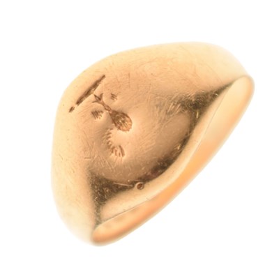 Lot 27 - 18ct gold signet ring