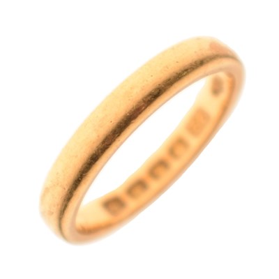 Lot 28 - 22ct gold wedding band