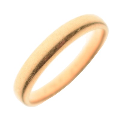 Lot 30 - Yellow metal wedding band