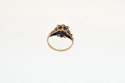 Lot 1 - 9ct gold cluster ring