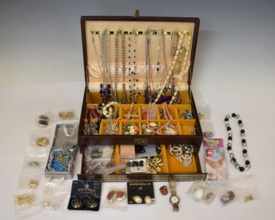 Lot 95 - Large quantity of costume jewellery