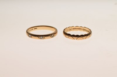 Lot 16 - Two 9ct gold wedding bands