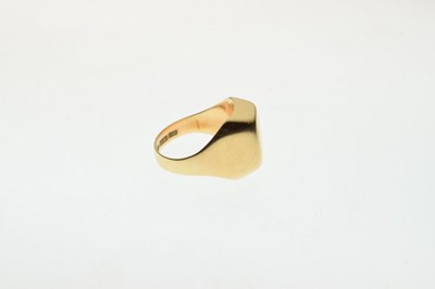 Lot 37 - Swedish 18K gold signet ring