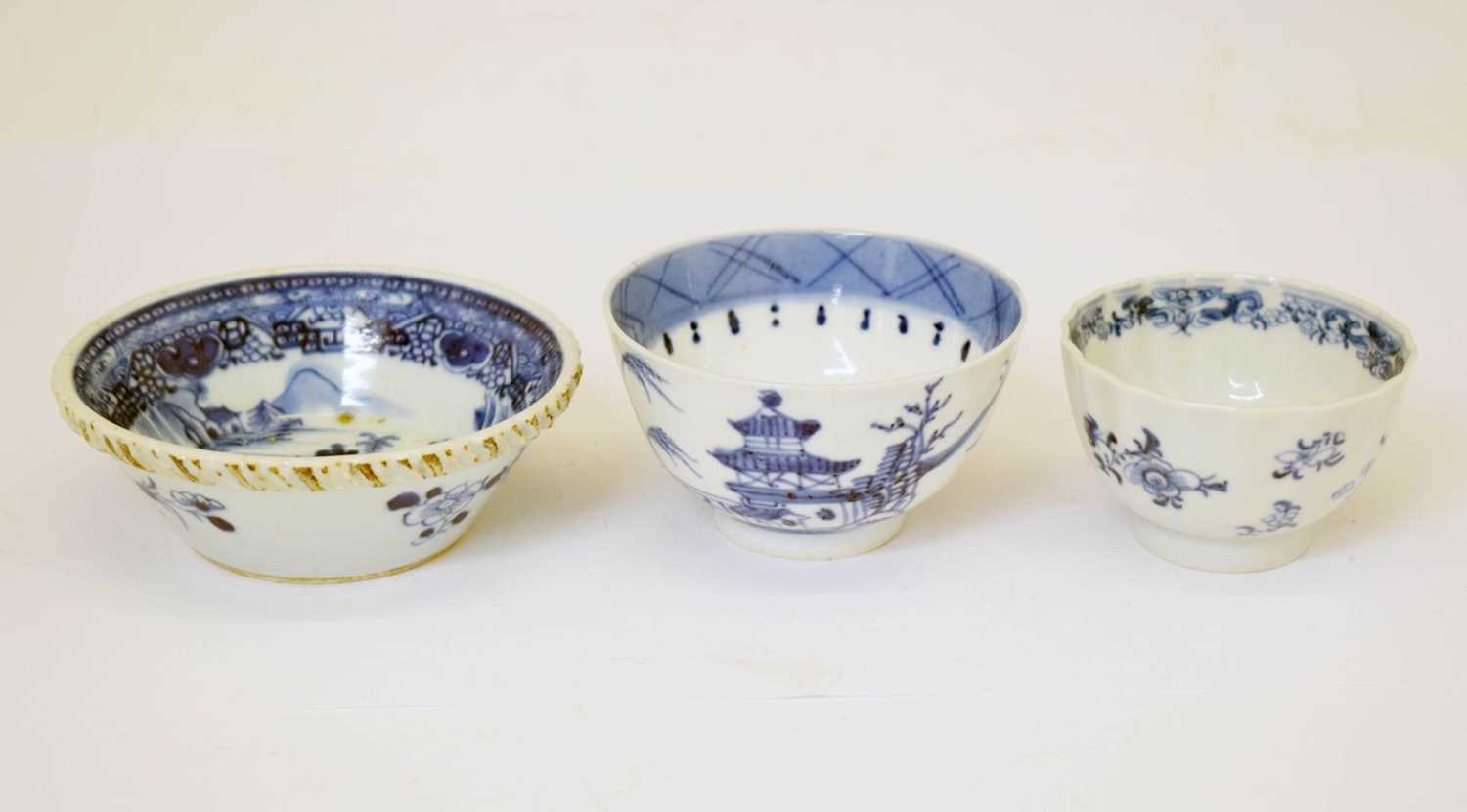 Lot 677 - Small late 18th century Chinese porcelain