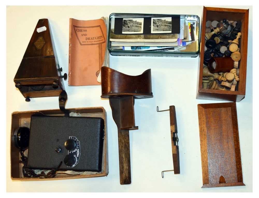 Lot 279 - Chess set, metronome and stereoscopic viewer