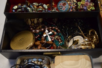 Lot 96 - Quantity of costume jewellery