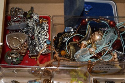 Lot 97 - Quantity of costume jewellery