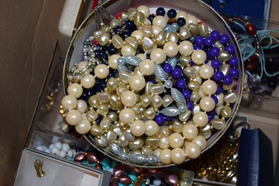 Lot 97 - Quantity of costume jewellery