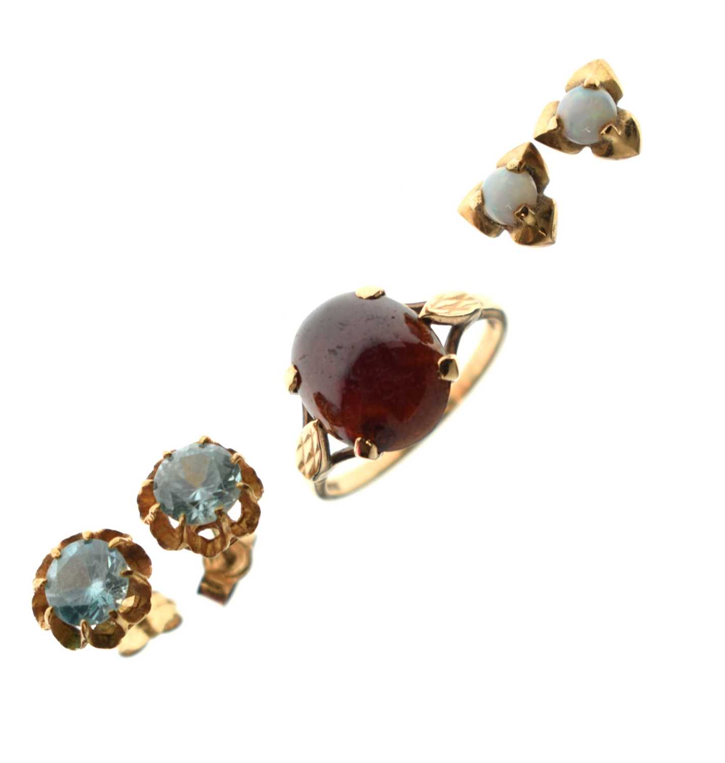 Lot 212 - Garnet cabochon single stone 9ct gold ring, and two pairs of earrings