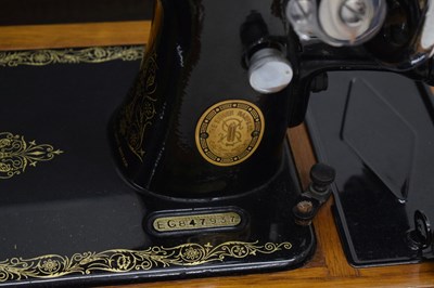 Lot 379 - Cased Singer sewing machine and case