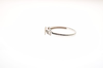 Lot 1 - Diamond single stone ring with baguette cut diamond shoulders