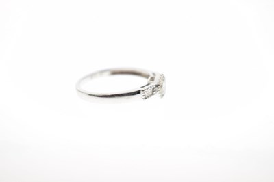Lot 1 - Diamond single stone ring with baguette cut diamond shoulders