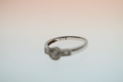 Lot 1 - Diamond single stone ring with baguette cut diamond shoulders