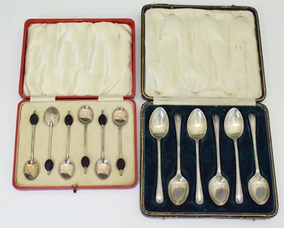 Lot 189 - Two cased sets of silver spoons