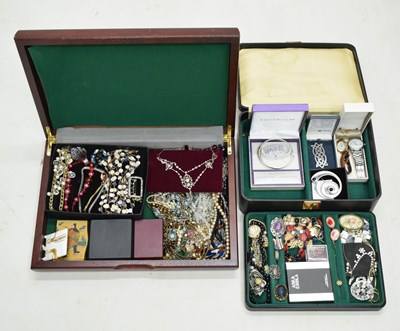 Lot 138 - Quantity of vintage and other costume jewellery