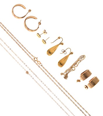 Lot 125 - Small quantity of yellow metal earrings, etc
