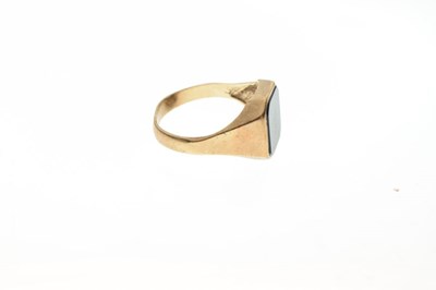 Lot 13 - 9ct gold onyx signet ring