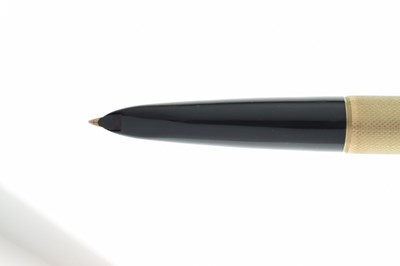 Lot 164 - Parker '61' 9ct gold cased fountain pen